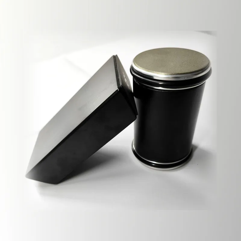 The Honeroll rolling knife sharpener in Black: the roller and the magnetic angle block